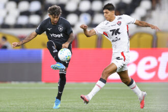 Botafogo e Vitória medem forças em duelo decisivo pelo campeonato brasileiro