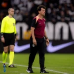 Fernando Diniz projeta ajustes no elenco do Corinthians e aguarda definição de Memphis