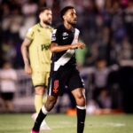 Jair celebra retorno aos gramados após longo período de recuperação no Vasco