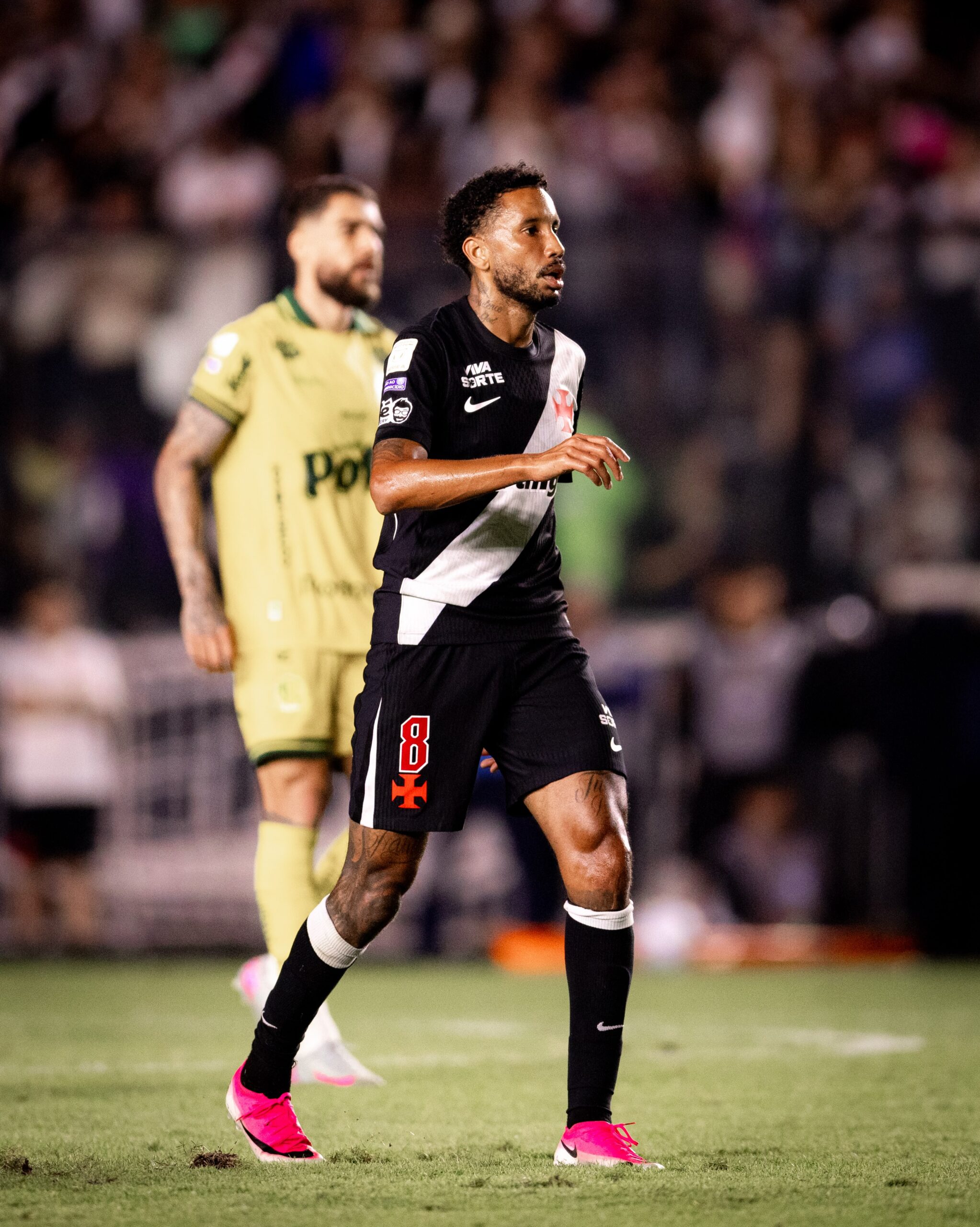 Jair celebra retorno aos gramados após longo período de recuperação no Vasco