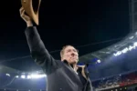John Textor aciona justiça francesa para cobrar 21 milhões de euros do Lyon