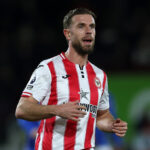 Jordan Henderson encerra passagem pelo Brentford e encaminha acerto com o Chelsea