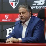 Julio Casares, ex-presidente, deixa o São Paulo em meio a apurações financeiras.