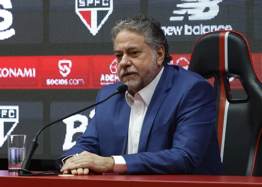 Julio Casares, ex-presidente, deixa o São Paulo em meio a apurações financeiras.