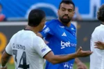 Justino relata agressão de Fabrício Bruno em campo e pede revisão do VAR