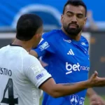 Justino relata agressão de Fabrício Bruno em campo e pede revisão do VAR