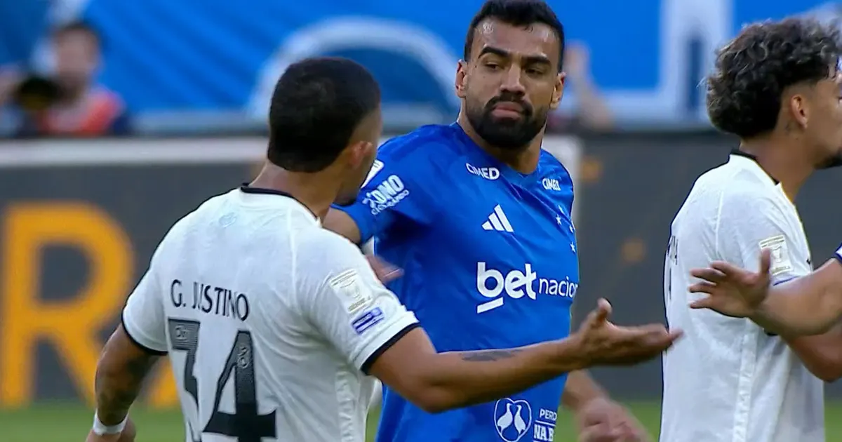 Justino relata agressão de Fabrício Bruno em campo e pede revisão do VAR