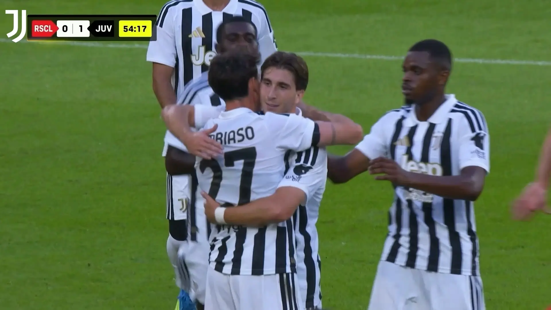 Juventus supera Standard Liège com gol de falta de Miretti