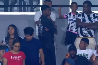 Kadir, atacante do Botafogo, prestigia futebol panamenho em período de folga