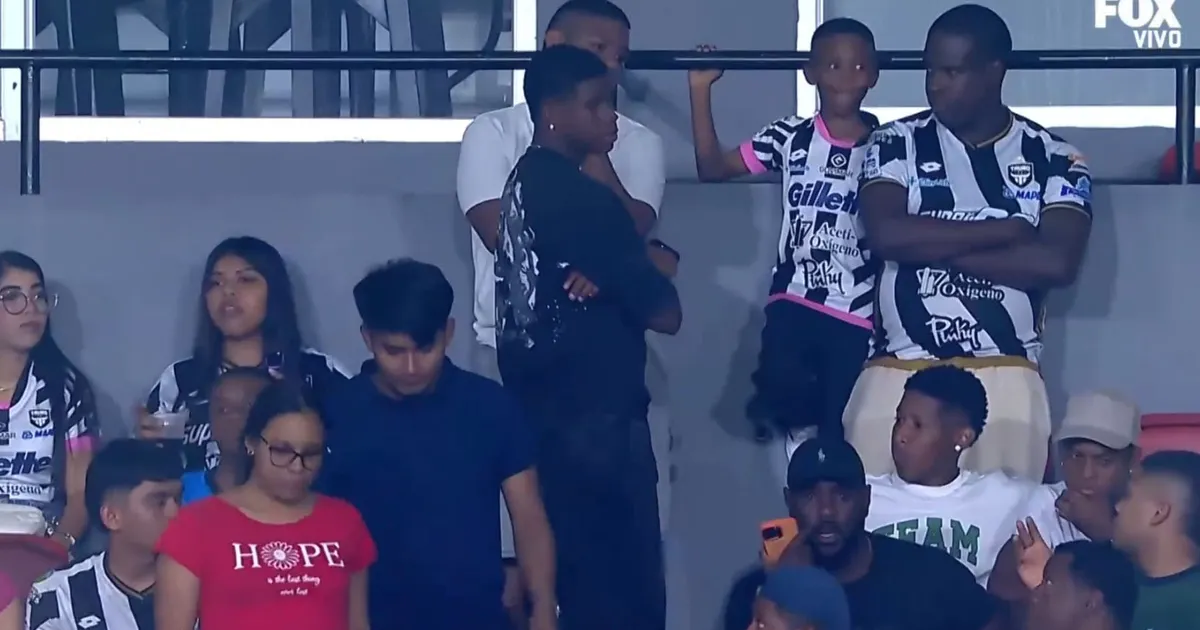 Kadir, atacante do Botafogo, prestigia futebol panamenho em período de folga