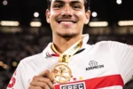 Lateral João Moreira encerra ciclo no São Paulo e assina com Al Nasr até 2027