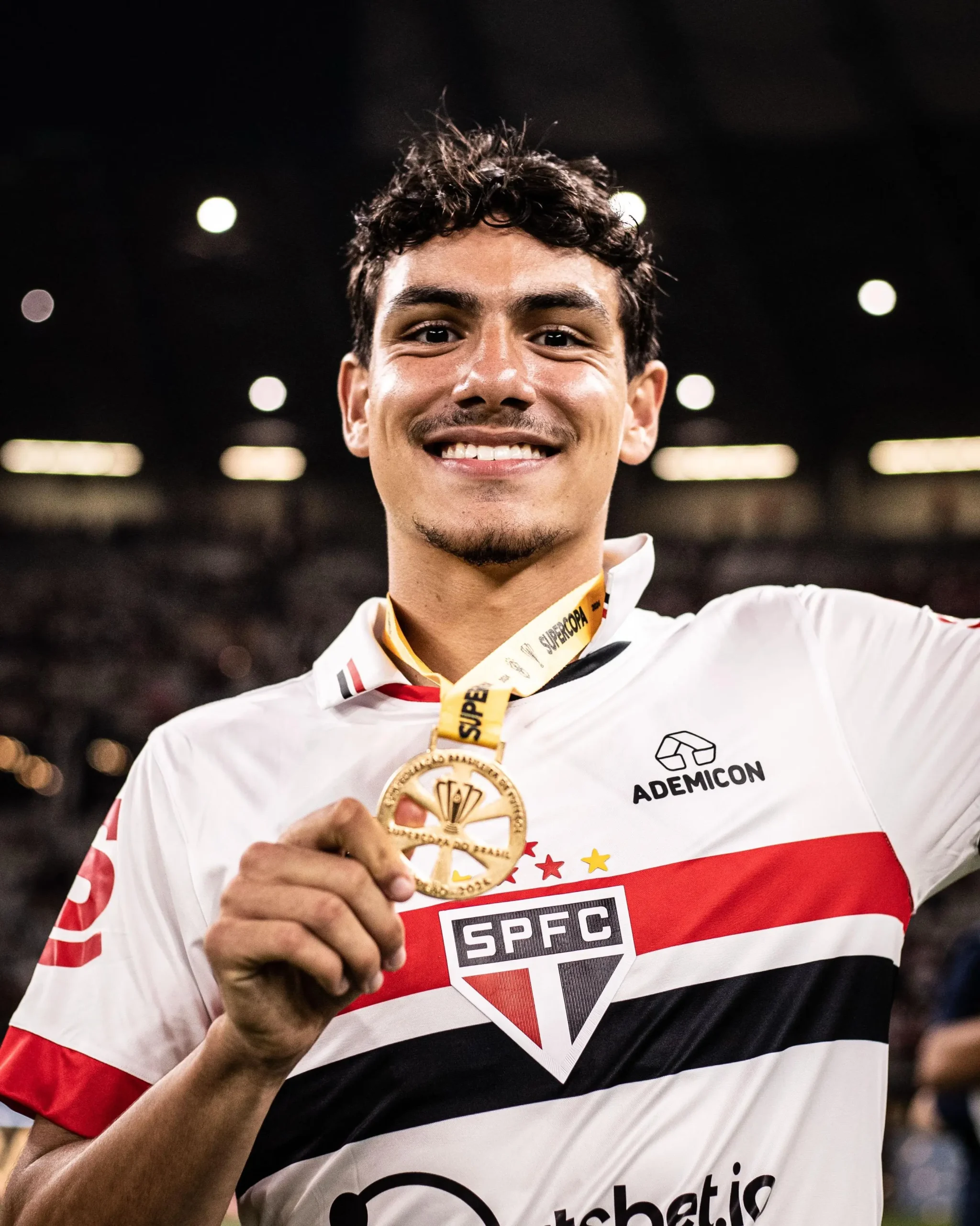 Lateral João Moreira encerra ciclo no São Paulo e assina com Al Nasr até 2027