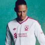 Liverpool revela novo uniforme reserva com design nostálgico dos anos 80
