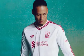 Liverpool revela novo uniforme reserva com design nostálgico dos anos 80