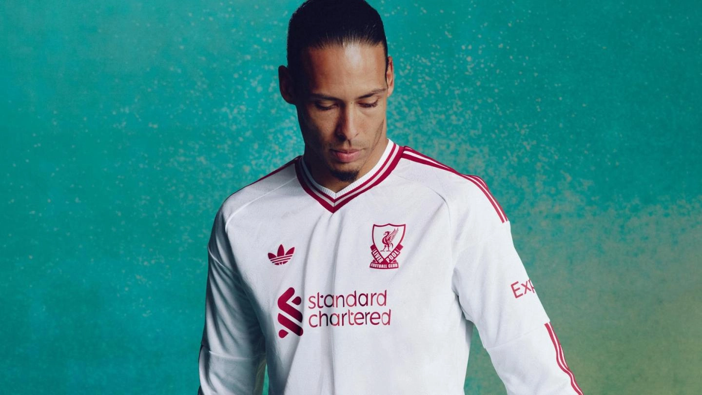Liverpool revela novo uniforme reserva com design nostálgico dos anos 80