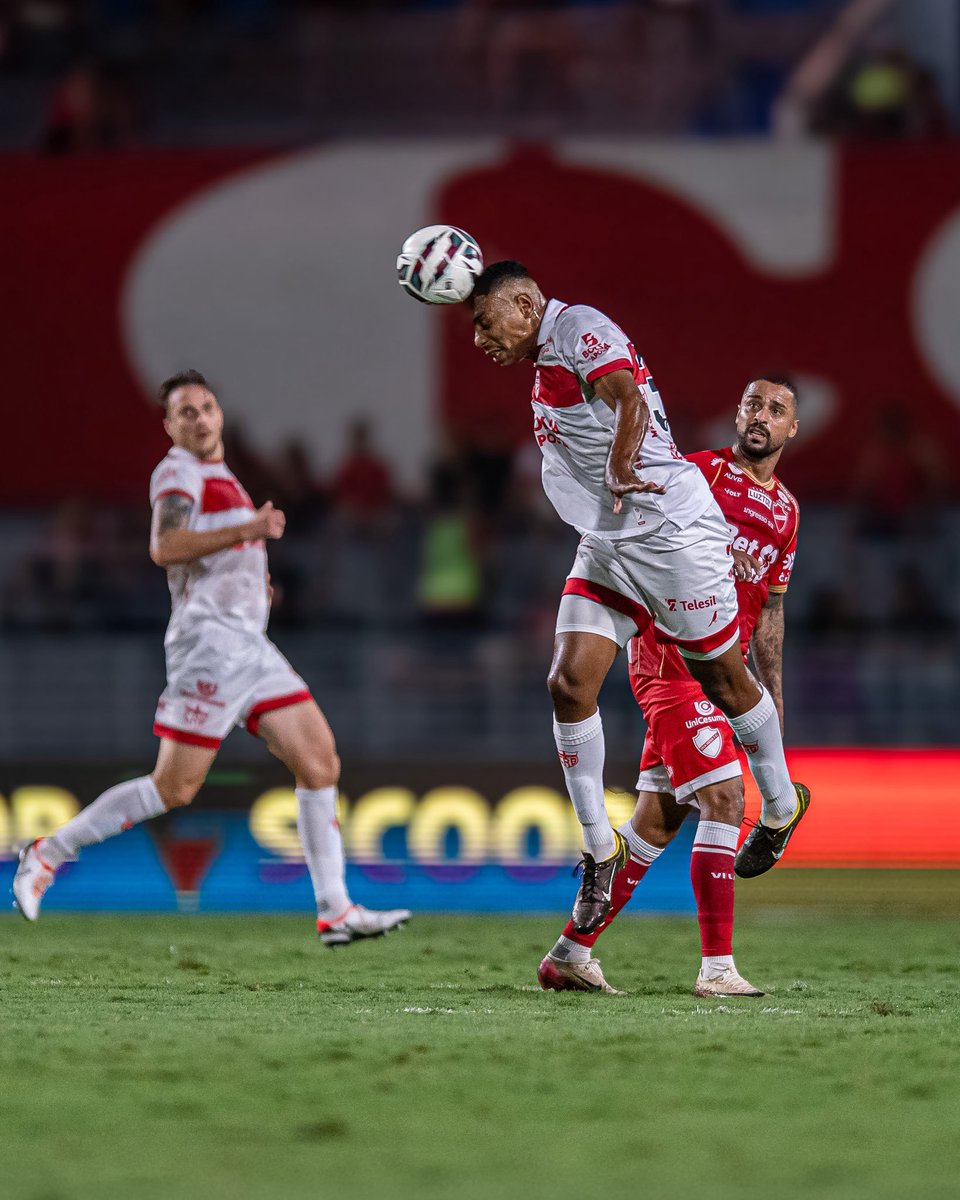Lyncon, zagueiro emprestado pelo Vasco, consolida espaço no CRB após sequência vitoriosa