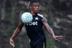 Manchester United prioriza outros nomes e esfria interesse em Danilo do Botafogo