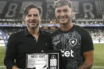 Mateo Ponte celebra marca centenária com a camisa do Botafogo