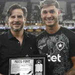 Mateo Ponte celebra marca centenária com a camisa do Botafogo