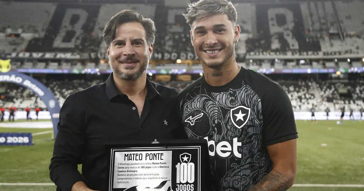 Mateo Ponte celebra marca centenária com a camisa do Botafogo