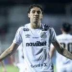 Meio-campista Gabriel Bontempo eleva patamar no Santos e supera marcas de 2025
