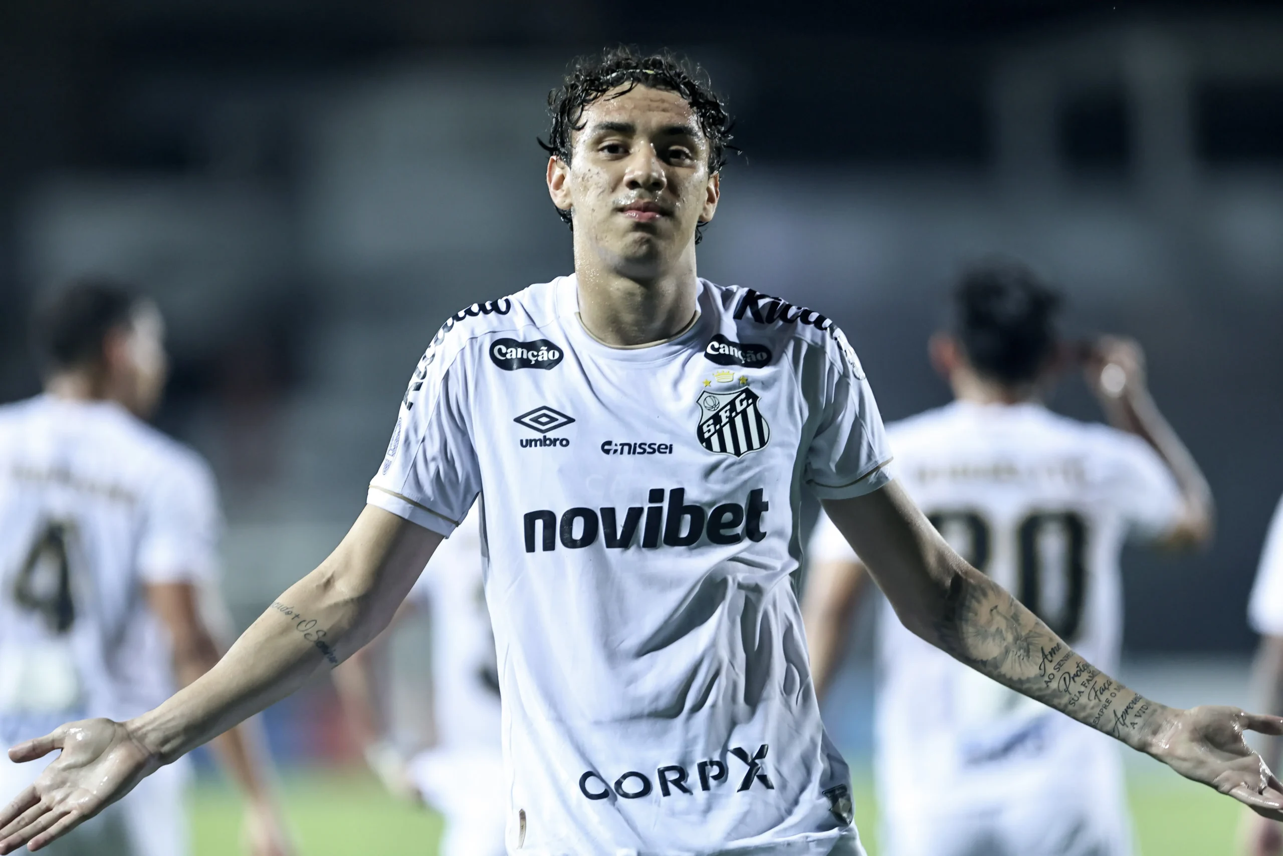 Meio-campista Gabriel Bontempo eleva patamar no Santos e supera marcas de 2025