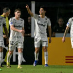 Miguelito aproveita erro defensivo e garante gol para o Santos na Vila Belmiro