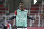 Newcastle oficializa a chegada do meia Aladji Bamba
