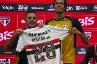 Newton recorda passado como pedreiro e celebra chegada ao São Paulo