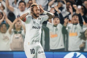 Neymar marca para o Santos em duelo equilibrado contra a Chapecoense