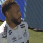 Neymar protagoniza polêmicas com arbitragem e gestos em empate do Santos
