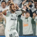 Neymar recebe terceiro cartão amarelo e desfalca o Santos no Brasileirão