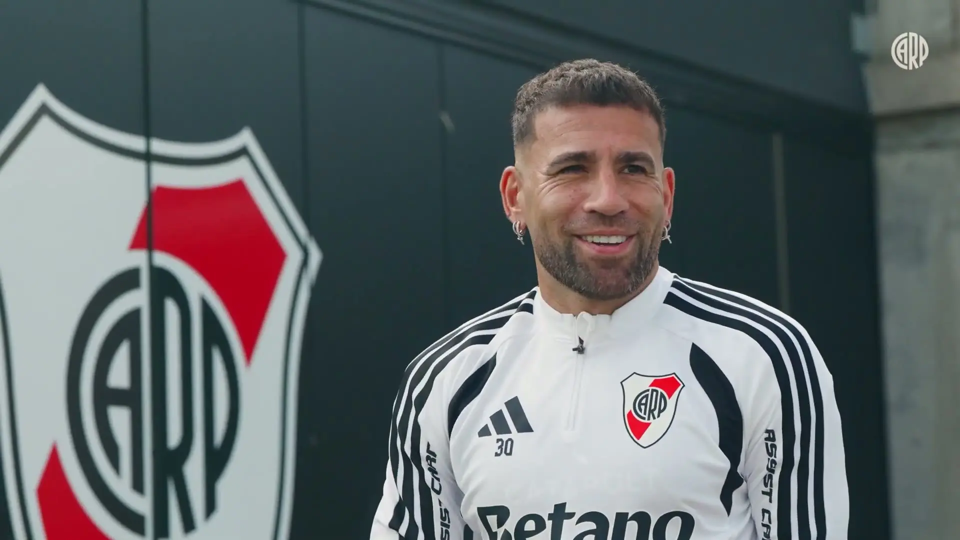 Otamendi marca presença em atividade no River Plate após compromissos com a seleção