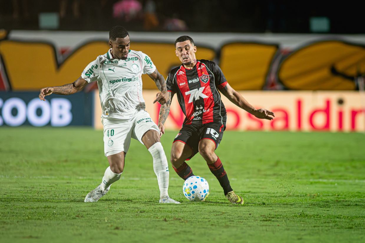 Palmeiras e Vitória medem forças em duelo decisivo pelo Brasileirão