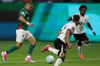 Paulinho descarta gravidade de entorse e mira volta ao Palmeiras na Copa do Brasil