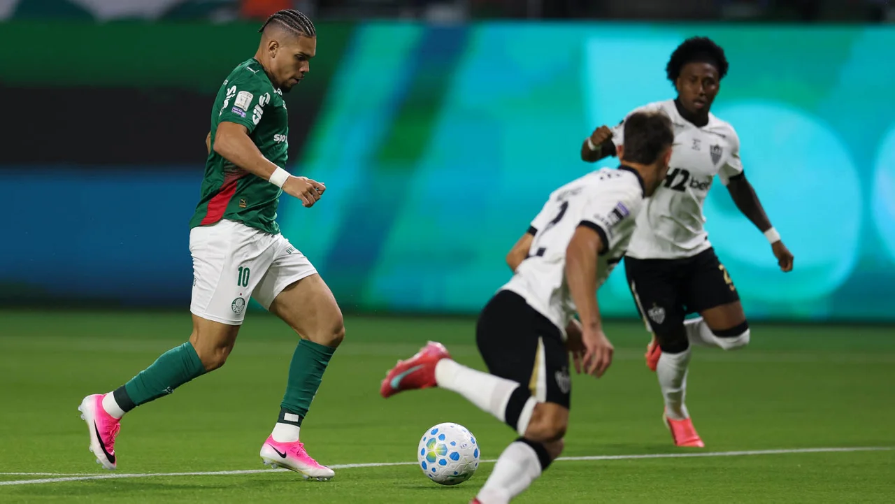 Paulinho descarta gravidade de entorse e mira volta ao Palmeiras na Copa do Brasil