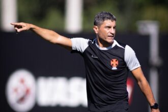 Pedro Emanuel busca primeira vitória no Vasco diante do Mirassol em São Januário