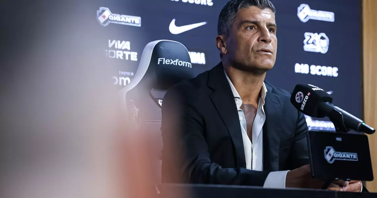 Pedro Emanuel, técnico do Vasco, detalha preocupação central com desempenho da equipe