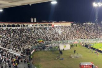 Pressão da torcida marca intervalo de partida do Vasco em São Januário