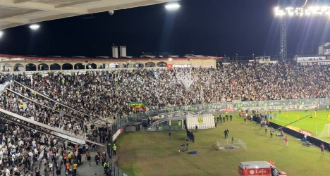 Pressão da torcida marca intervalo de partida do Vasco em São Januário