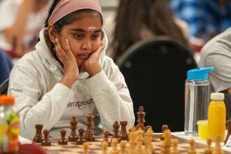 Prodígio britânica de 11 anos estabelece recorde histórico no xadrez mundial