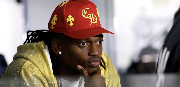 Rafael Leão marca presença na Vila Belmiro durante passagem pelo Brasil