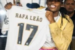 Rafael Leão visita Vila Belmiro e destaca admiração por Neymar