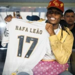 Rafael Leão visita Vila Belmiro e destaca admiração por Neymar