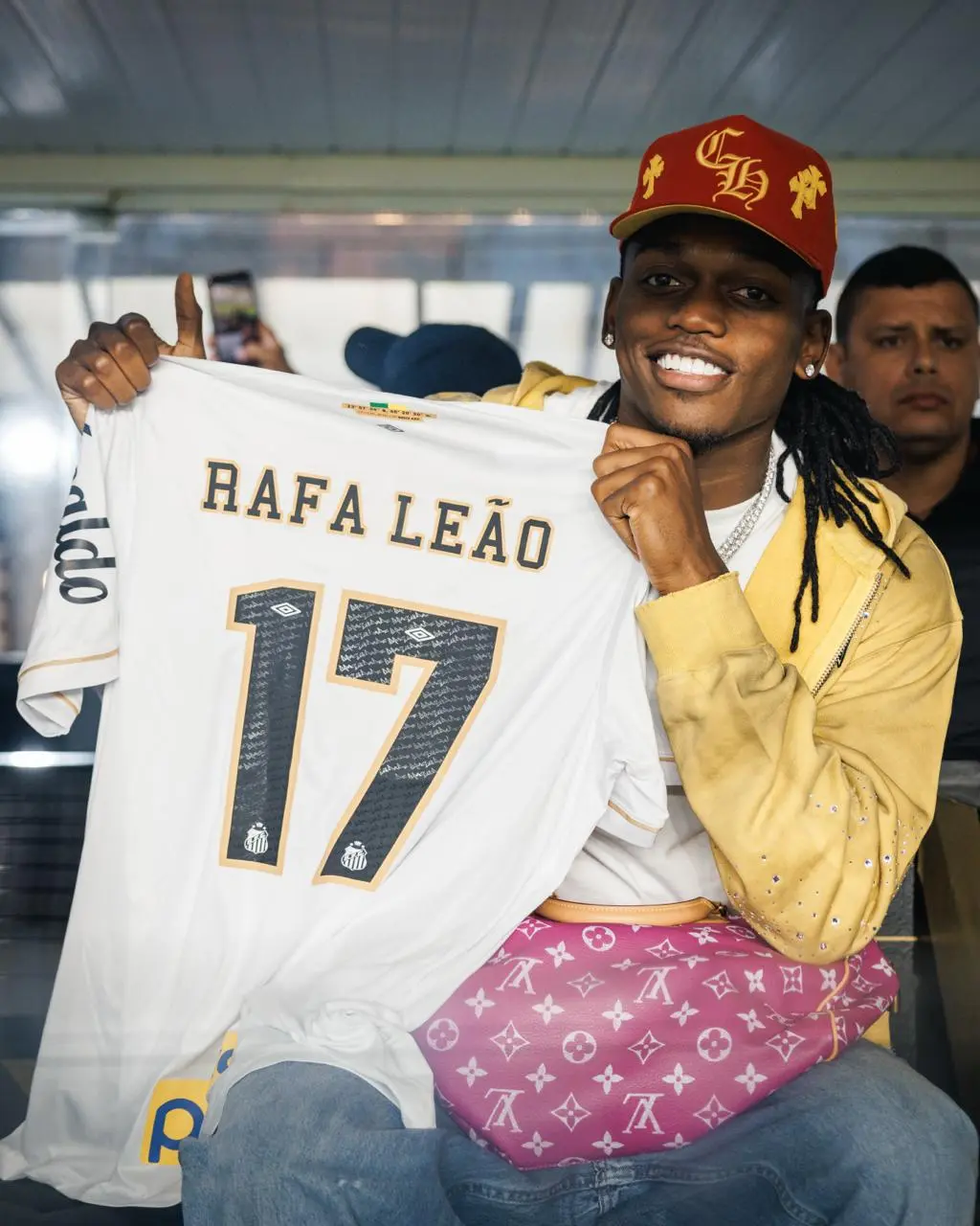 Rafael Leão visita Vila Belmiro e destaca admiração por Neymar