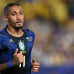 Raphinha retoma atividades no Barcelona após recuperação de lesão na coxa