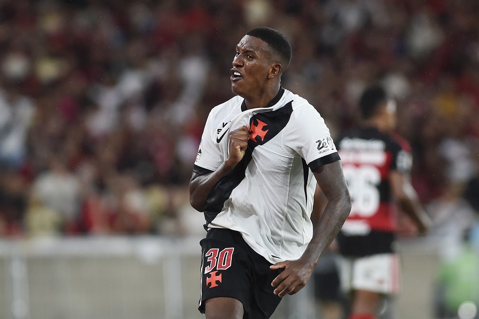 Robert Renan treina e reforça Vasco para o clássico contra o Fluminense