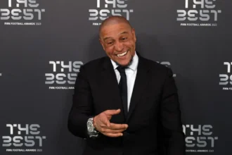 Roberto Carlos nega traição ao Palmeiras, pede perdão à torcida e justifica transferência ao Timão
