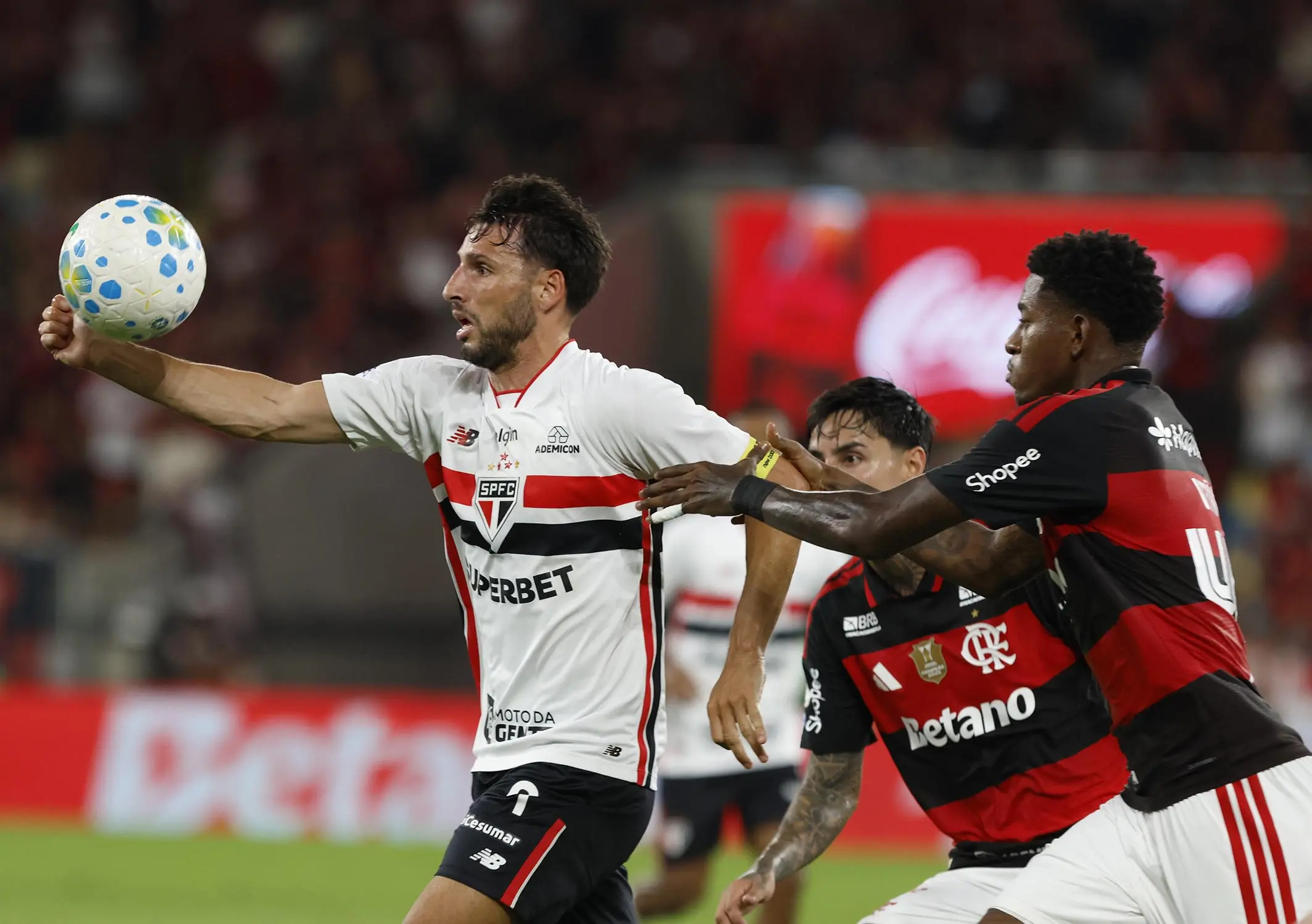 São Paulo contém Flamengo taticamente e busca empate após gol rubro-negro de bola parada