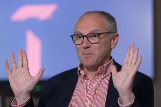 Stefano Domenicali defende regulamento de 2026 e rebate críticas de pilotos na Fórmula 1